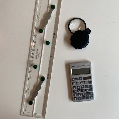 Parallellforskyver, forstørrelsesglass og kalkulator