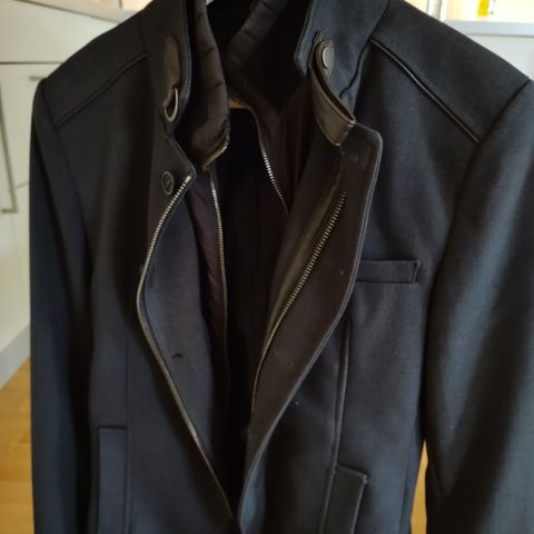 Stilig jakke fra Zara selges billig