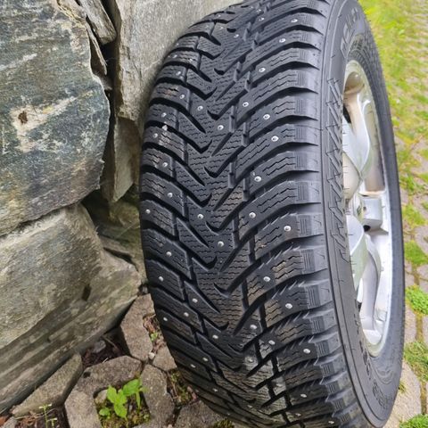 Dekk på felg. 4 stk. Piggdekk. 245/60R18. Hakkapellita 8 SUV