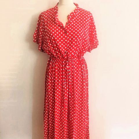 Lang rød kjole med hvite prikker str. XL/XXL - 100% viskose