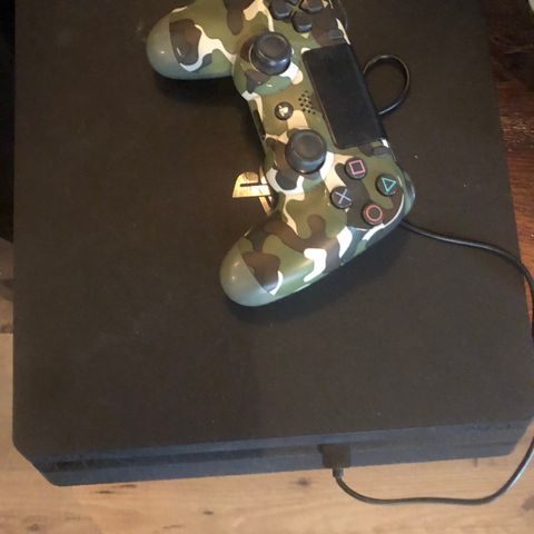 Ps4 med kontroll og lader