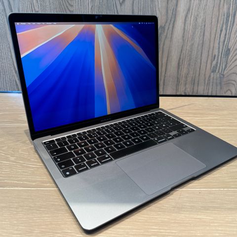 M1 MacBook Air 13" 256GB (stellargrå) (2 år gammel)