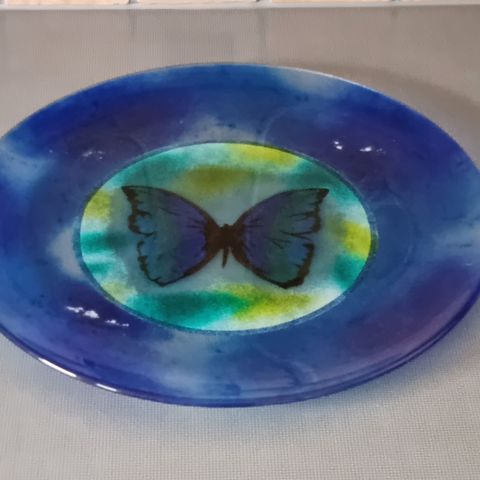 Kunstglass-fat  motiv sommerfugl av Maud Gjeruldsen Bugge til salgs