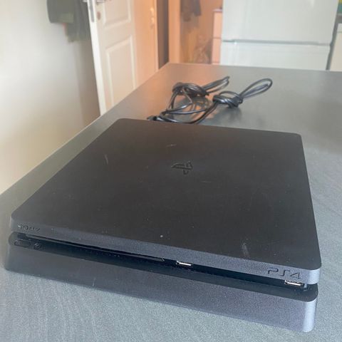 PlayStation 4 Slim (PS4)