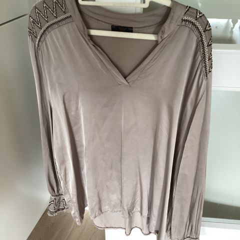 Beige satengbluse XL fra Pepper