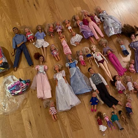 Barbie dukker med masse klær og annet