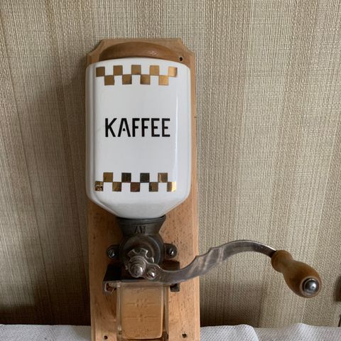 Kaffekvern i hvitt porselen og treverk