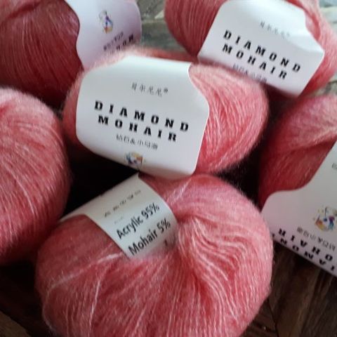 6 nøster rosa Diamond Mohair (5% mohair og 95% akryl)