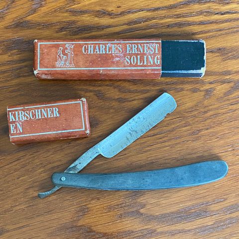 To gamle barberkniver