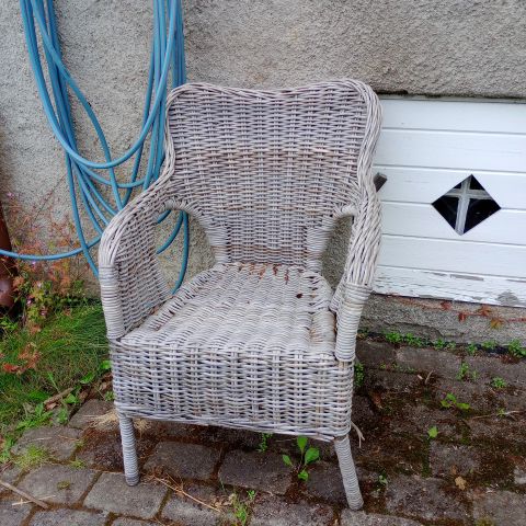 Byholma kurv stol, et brukket/ødelagt ben.