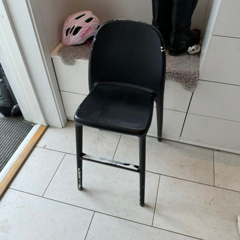 Tidligere svartmalt Ikea Urban juniorstol/barnestol gis bort