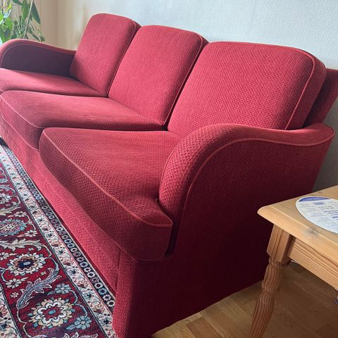 Velholdt rød sofa