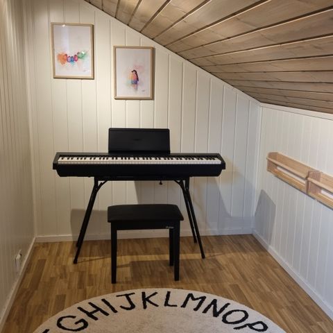 Selger Roland FP-30X Digitalpiano med Sittestol og Bord - Som Ny!