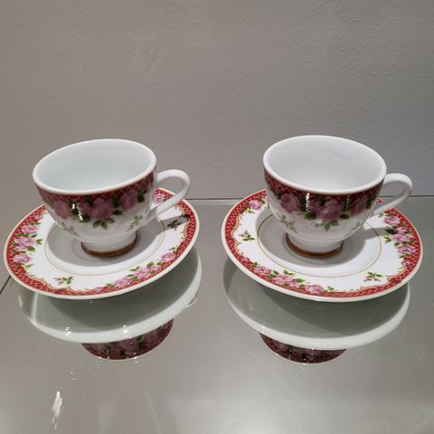 To små kopper med tefat