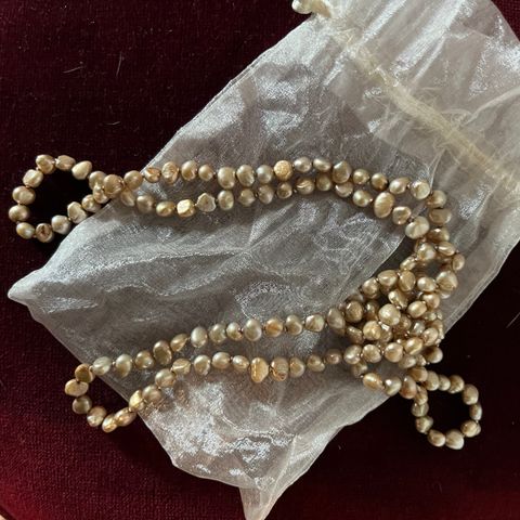 Vakre perle og steinkjeder selges samlet