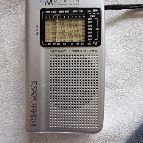 MERLIN COMMUNICATIONS (TECSUN) R-908 FM/MW/SW World Band Portable Radio(2004)