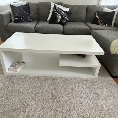 Moderne hvitt sofabord med oppbevaring