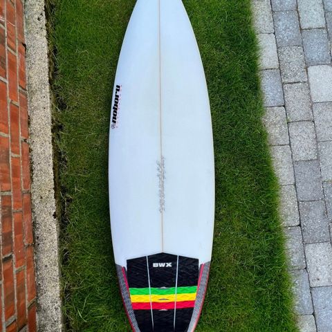 Noboru surfebrett 5’11 31L (Med leash)