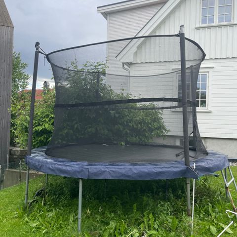 Trampoline gis bort mot henting