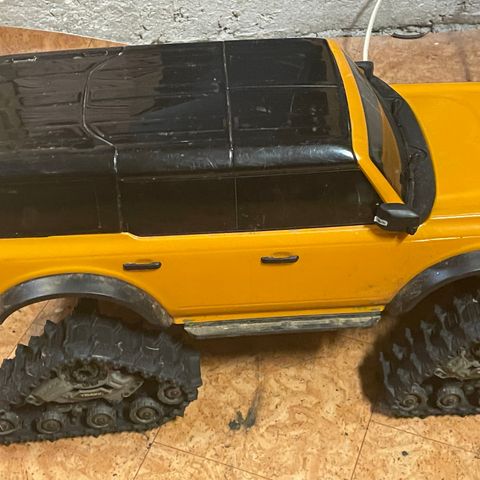 Traxxas TRX-4 Ford Bronco 2021 (oransje) med lyskit og belter