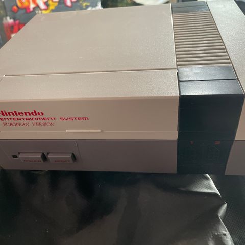 Nintendo av den originale NES-001.