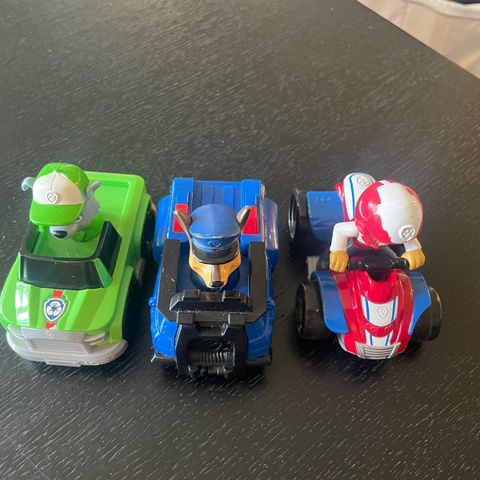 Paw patrol biler med figurer som sitter fast