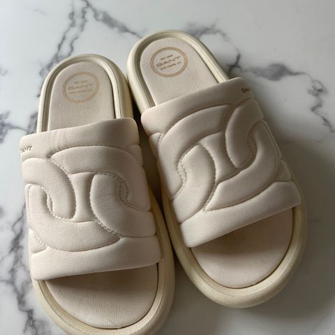 Sandaler fra Gant. Slip ons med plattformsåle