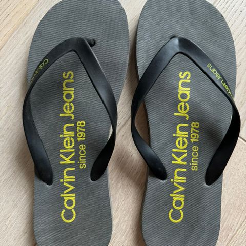 Lite brukte Calvin Klein slipperser