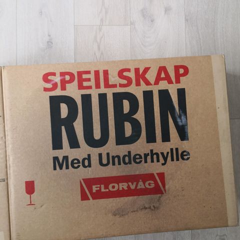 Retro speil skap Kun åpnet får å se om alt er ok å ta bilde.