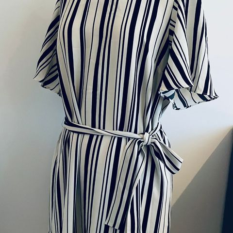 Stripet sort/hvit kjole med belte i midjen strl L