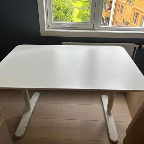 Pent brukt IKEA Bekant skrivebord 120x80x70