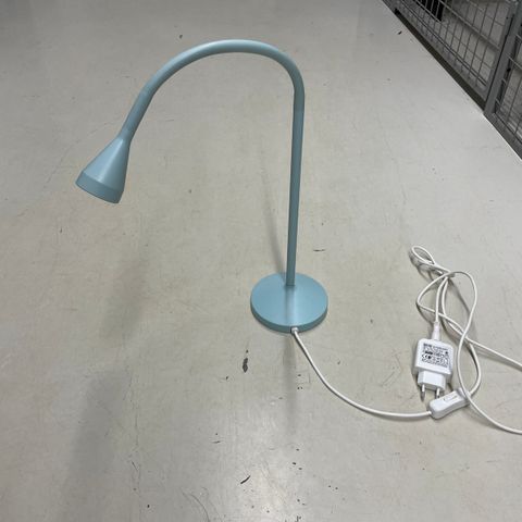 NÄVLINGE bordlampe fra Ikea i turkis