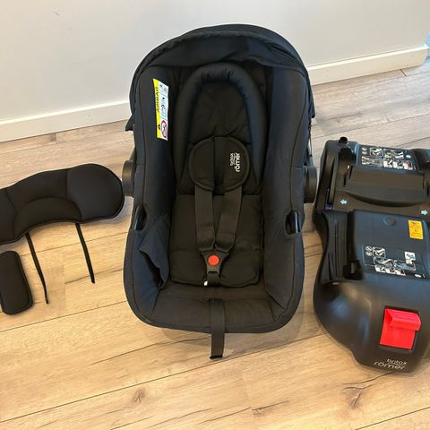 Britax Römer Primo Cosmos Black, bilsete fra nyfødt med Isofix-base