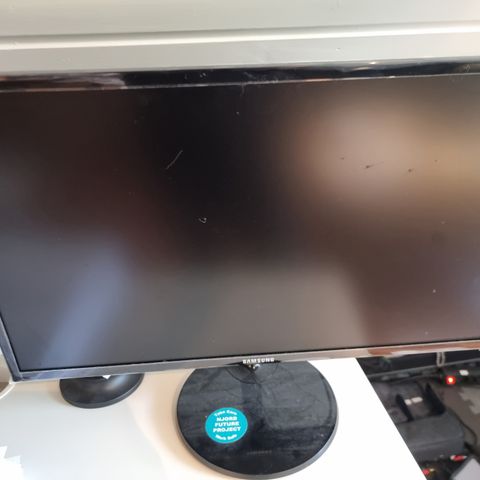 2 stk  24" Samsung PC skjermer selges. Lite brukt