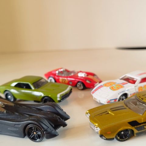 Hot Wheels.   Batmobile....og en Chevrolet Corvette Tomica.