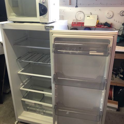 Kjøleskap, stekeovn og oppmvaskmaskin for innbygging kr 300 pr del