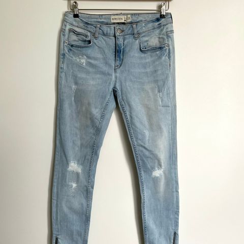 Lyse vintage jeans fra 2000 tallet med tøff slitt look
