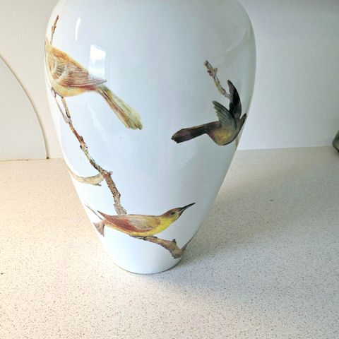 Lekker vase fra Shishi med fuglemotiv. Norsk d3sign.