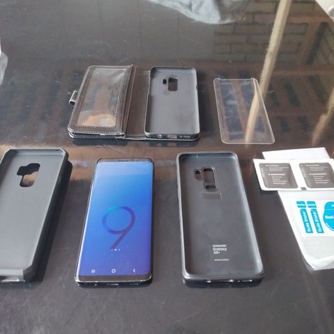 Samsung galaxy s9 plus med 4 deksler.