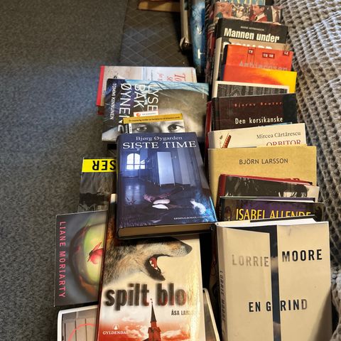 Mange bøker gis bort samler