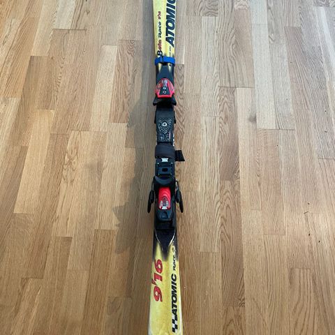 Slalom Atomic racing ski gi bort pris.