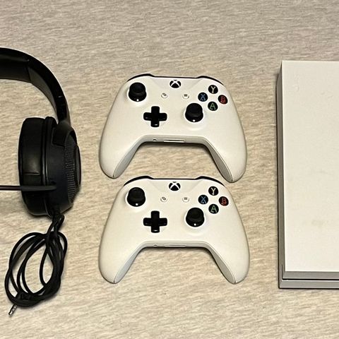 Xbox One S Hvit + Ekstra kontroller og hodetelefoner