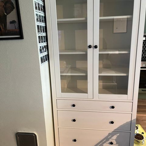 Hemnes vitrineskap