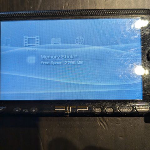 Playstation Portable selges med tilbehør