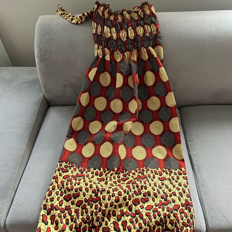 Afrikansk kjole håndsydd i Portugal - helt ny