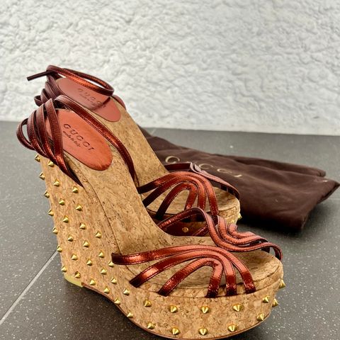 Gucci- ‘studded wedge’ sko (størrelser 36.5)