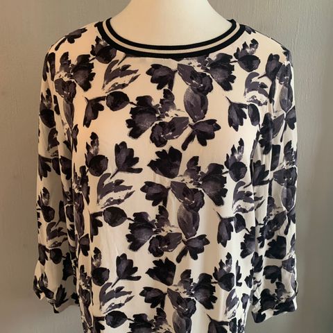 Sporty og fin blomstret bluse fra In Wear - str. 40