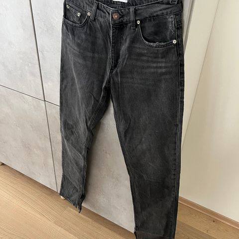 Low waisted jeans fra Zara selges