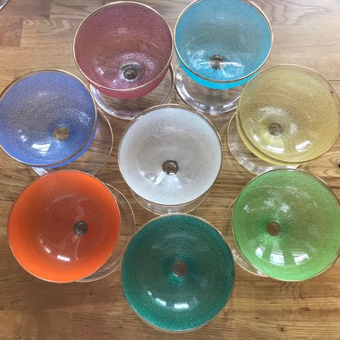 Magnor isetset dessertglass i 8 forskjellige farger.