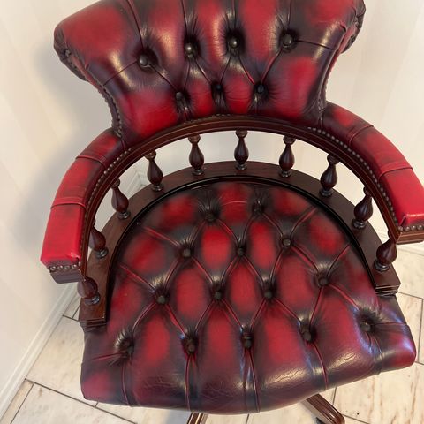 Chesterfield  Captain Chair okserød